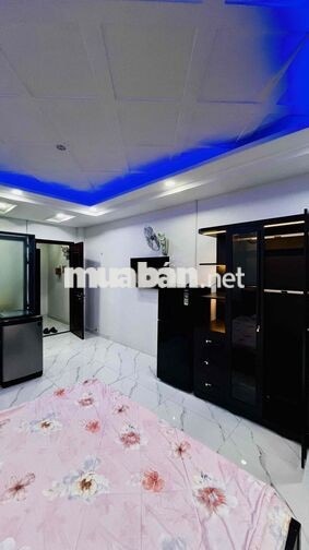 phòng đẹp cao cấp có cửa sổ thoáng mát