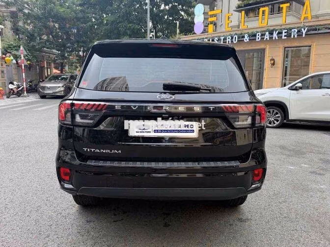 Ford Everest Titanium 2022 14.000km Đen