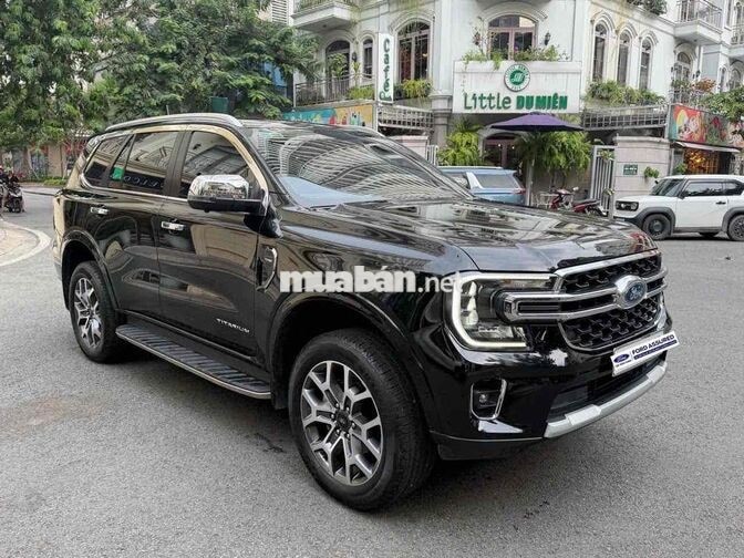 Ford Everest Titanium 2022 14.000km Đen