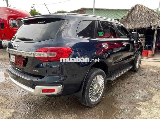 Ford Everest Platinum 2022 4X4 Xanh đen