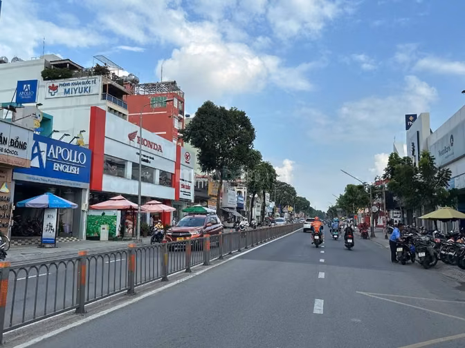 Bán CHDV 6L Quang Trung nở hậu 8m 182m2 32PN Tmáy DT 105tr 17.5 tỷ
