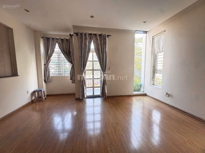 Giảm mạnh 3 tỷ nhà MT Đặng Tiến Đông 1T4L ngay sát Chung cư The Vista 