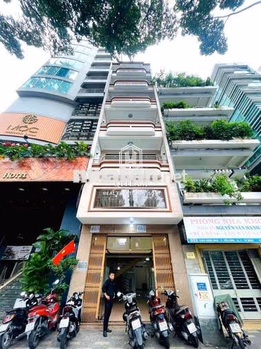Nguyên căn MT Trần Hưng Đạo, Q1. Dt: 5x18m, Kc: trệt lửng 5 lầu
