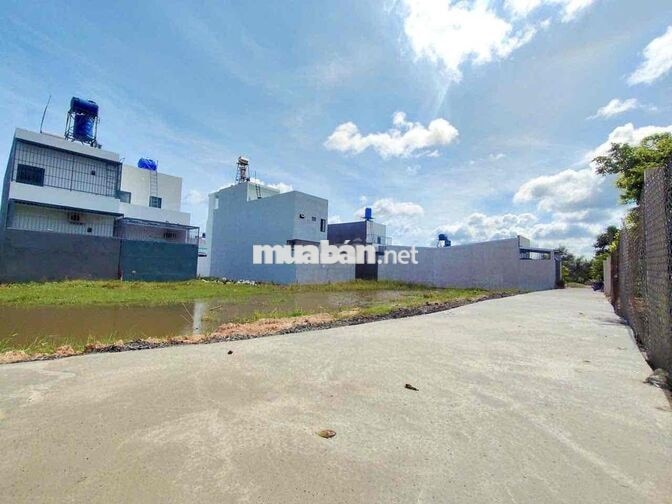 chú 7 cần bán nhanh lô đất 100m2 thổ cư TT Đức Hoà-TL10 - Bình chánh