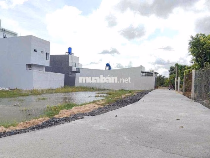 chú 7 cần bán nhanh lô đất 100m2 thổ cư TT Đức Hoà-TL10 - Bình chánh