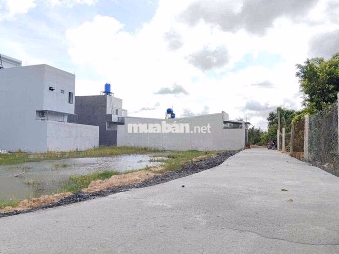 chú 7 cần bán nhanh lô đất 100m2 thổ cư TT Đức Hoà-TL10 - Bình chánh