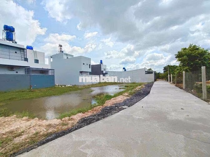 chú 7 cần bán nhanh lô đất 100m2 thổ cư TT Đức Hoà-TL10 - Bình chánh