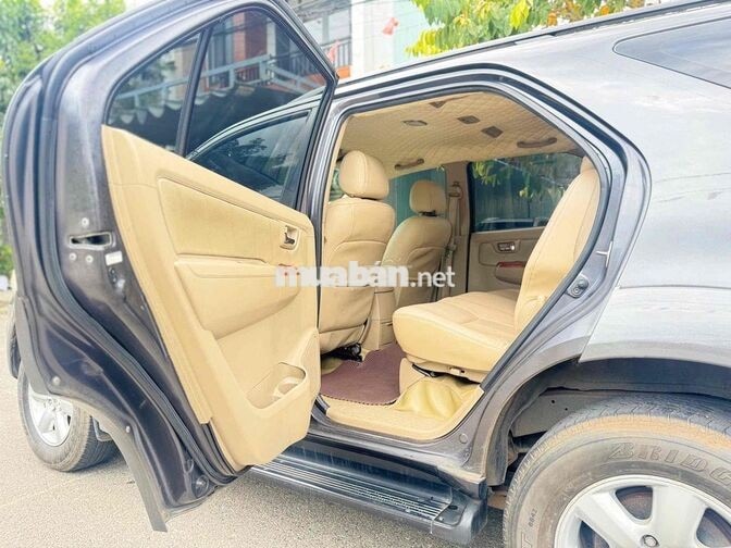 Toyota Fortuner 2.7V Xám Tự động