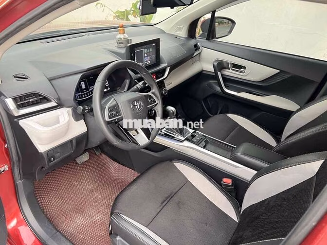 Toyota Veloz Cross 7 chỗ màu Đỏ