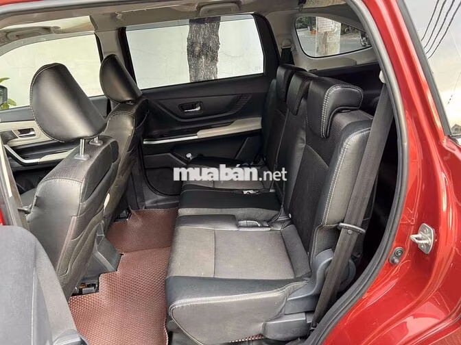 Toyota Veloz Cross 7 chỗ màu Đỏ