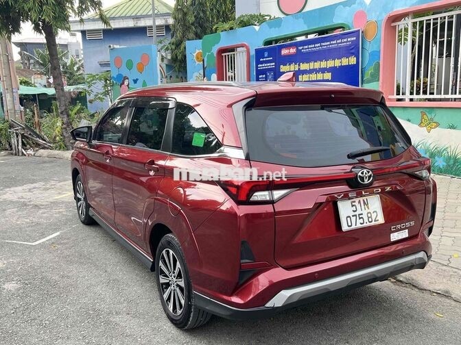 Toyota Veloz Cross 7 chỗ màu Đỏ