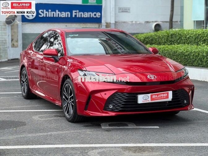 Toyota Camry 2.0Q 2025 Tự động Đỏ 2.300 km