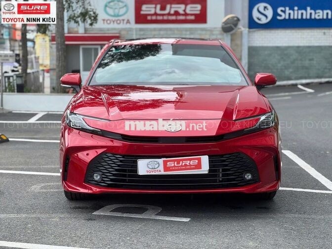 Toyota Camry 2.0Q 2025 Tự động Đỏ 2.300 km