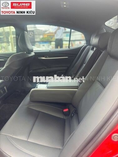 Toyota Camry 2.0Q 2025 Tự động Đỏ 2.300 km