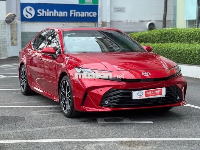 Toyota Camry 2.0Q 2025 Tự động Đỏ 2.300 km
