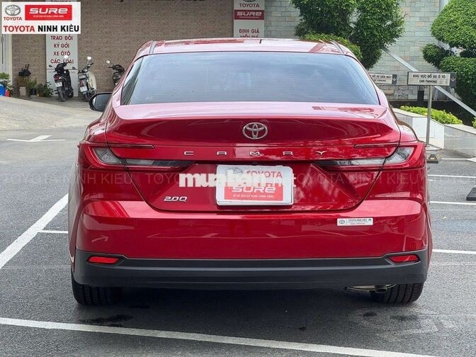 Toyota Camry 2.0Q 2025 Tự động Xăng Đỏ