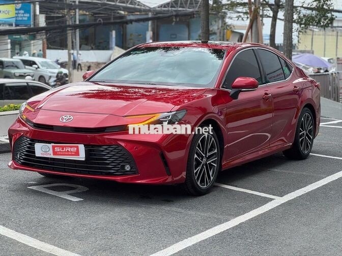 Toyota Camry 2.0Q 2025 Tự động Đỏ 2.300 km