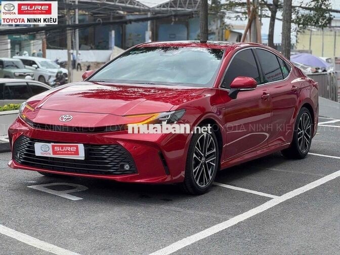 Toyota Camry 2.0Q 2025 Tự động Đỏ 2.300 km