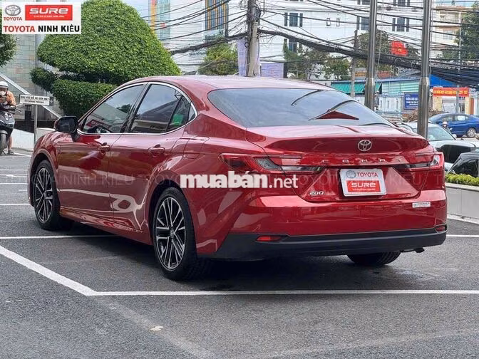 Toyota Camry 2.0Q 2025 Tự động Đỏ 2.300 km