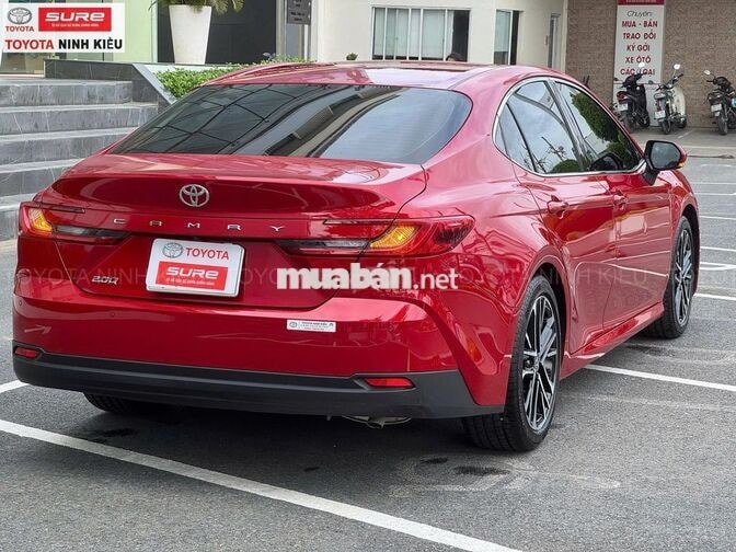 Toyota Camry 2.0Q 2025 Tự động Xăng Đỏ