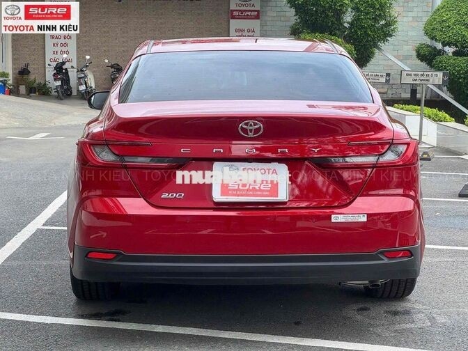Toyota Camry 2.0Q 2025 Tự động Đỏ 2.300 km
