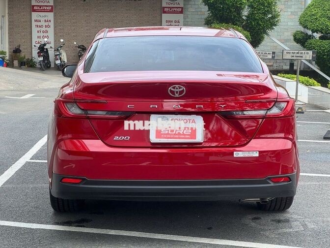Toyota Camry 2.0Q 2025 Tự động Đỏ 2.300 km