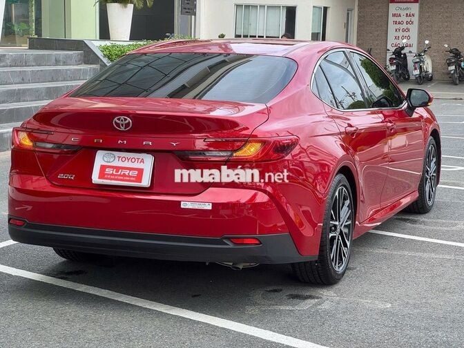 Toyota Camry 2.0Q 2025 Tự động Đỏ 2.300 km