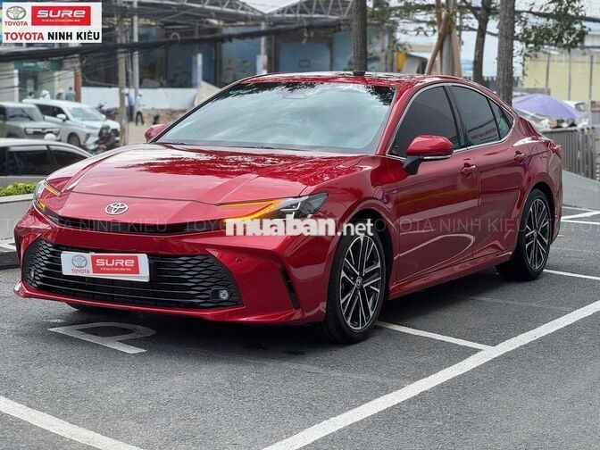 Toyota Camry 2.0Q 2025 Tự động Xăng Đỏ