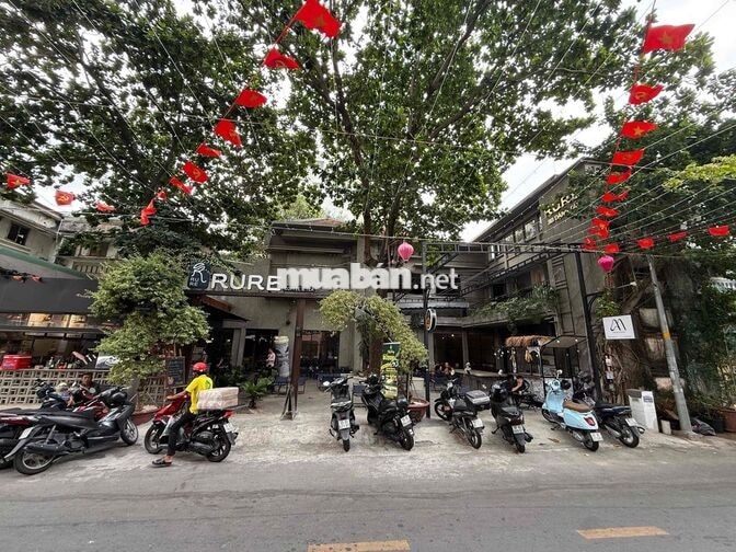 Cho thuê mặt bằng Tân Định Q1 – Ngang 20m – Bãi xe rộng – Traffic tốt