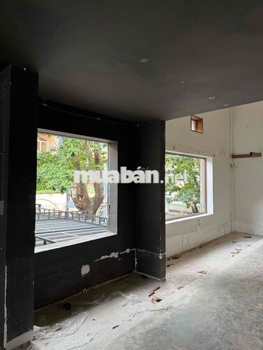 Cho thuê mặt bằng Tân Định Q1 – Ngang 20m – Bãi xe rộng – Traffic tốt