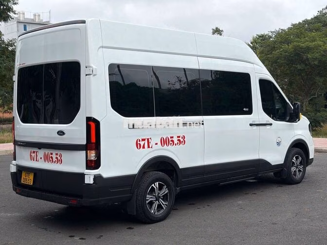 Ford Transit Premium 2024 màu trắng - 57000km