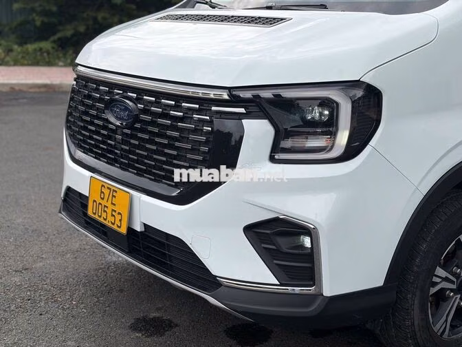 Ford Transit Premium 2024 màu trắng - 57000km