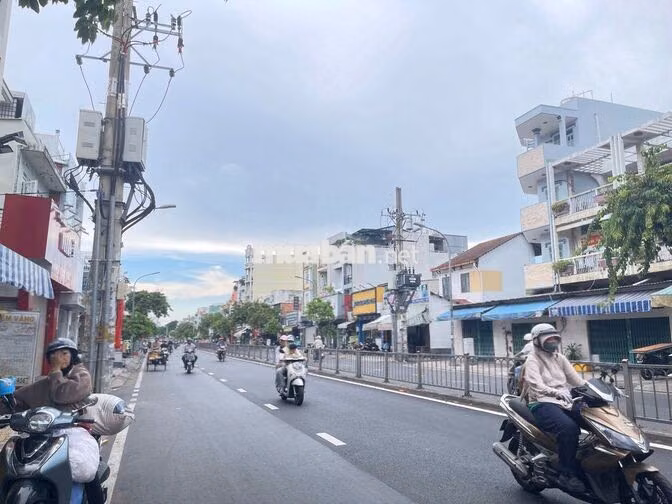 Mặt Tiền Bà Hom - Gần Chợ Phú Lâm.