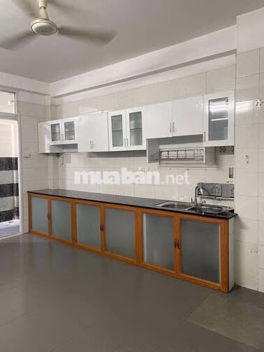 phòng đầy đủ nội thất, có nắng trời tự nhiên