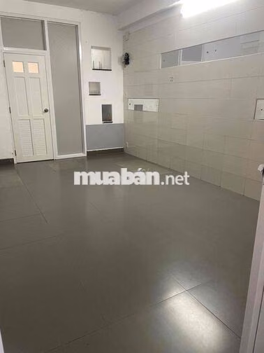 phòng đầy đủ nội thất, có nắng trời tự nhiên