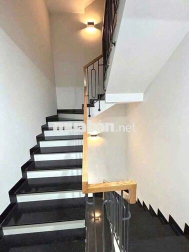 Nhà 3 tầng,sân thượng,4PN,5WC,đối diện cổng Vạn Phúc hbphuoc 