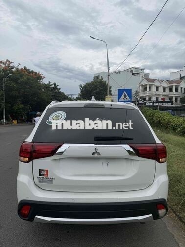 Mitsubishi Outlander Full Option Trắng 2018