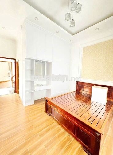 Bán nhà Hồ Sen, Miếu Hai Xã, 53m2, 3 tầng, cách nhà ra mặt phố, 2.7 tỷ
