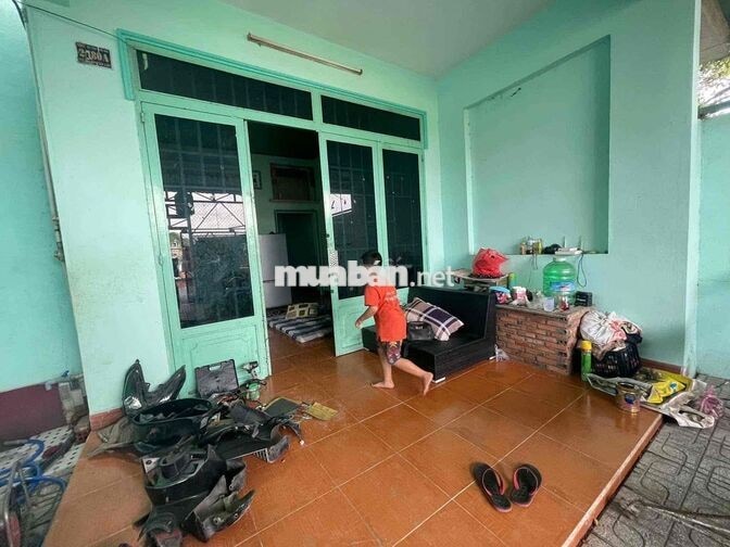 Nhà cũ mặt tiền đường xe tải cần bán gấp