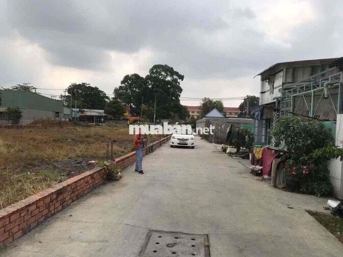 Nhà cũ mặt tiền đường xe tải cần bán gấp