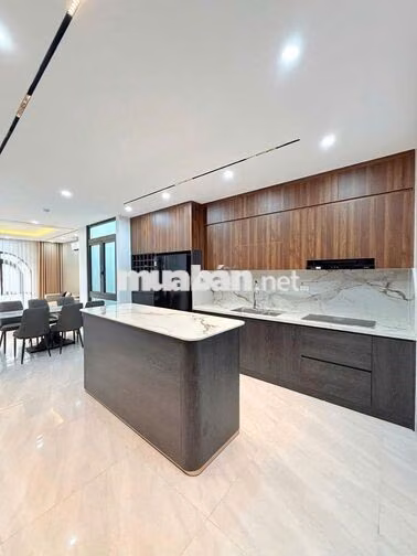 HÀNG HIẾM TRUNG KÍNH – 70M² x 7,5 TẦNG – Ô TÔ VÀO NHÀ