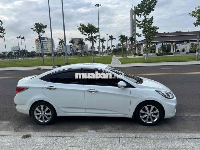 Hyundai Accent Trắng Tự động 5 chỗ