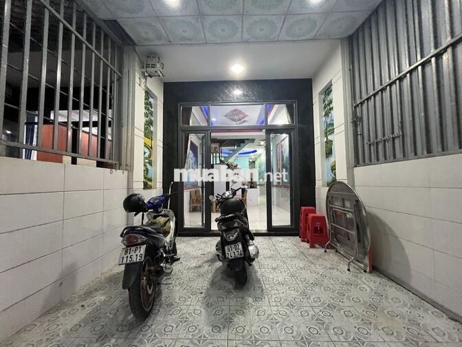 CHO THUÊ NHÀ SÂN XE HƠI KHU PHỐ TÂN LONG GẦN VINCOM 550 DĨ AN