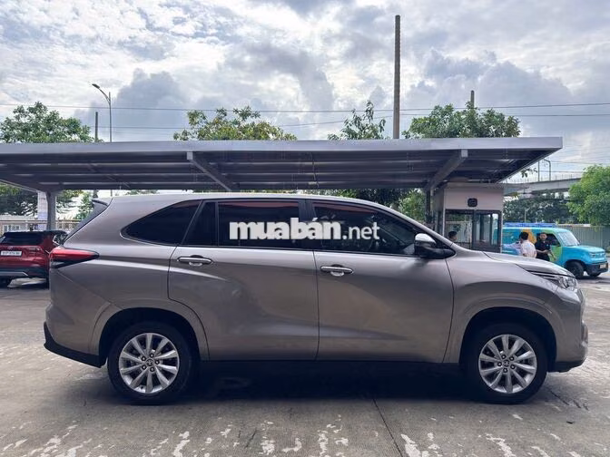 Toyota Innova Cross Nâu