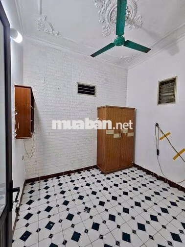 Cần cho thuê nhà riêng 3 tầng ngõ 211 Khương Trung, Hà Nội.