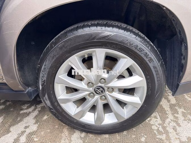Toyota Innova Cross Nâu