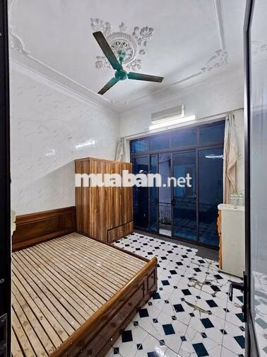 Cần cho thuê nhà riêng 3 tầng ngõ 211 Khương Trung, Hà Nội.