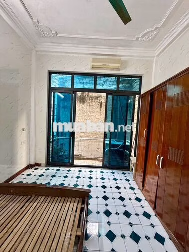 Cần cho thuê nhà riêng 3 tầng ngõ 211 Khương Trung, Hà Nội.