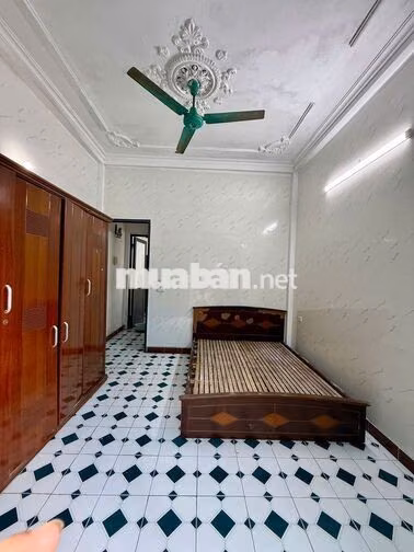 Cần cho thuê nhà riêng 3 tầng ngõ 211 Khương Trung, Hà Nội.