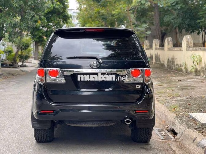 Toyota Fortuner 2013 2.7V,máy xăng,1 cầu,màu đen